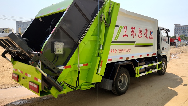 東風小多利卡壓縮式垃圾車
